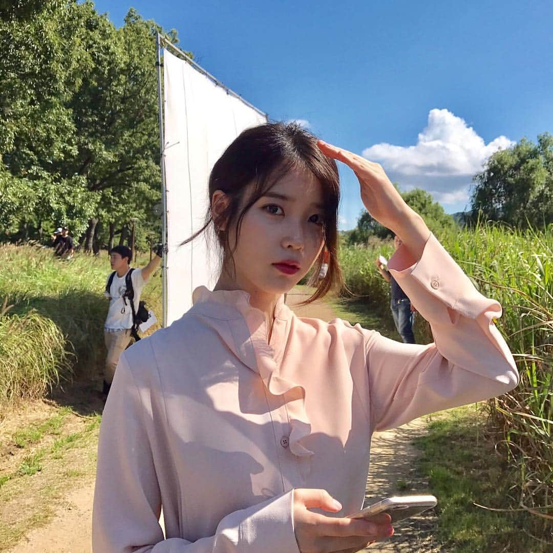 IUさんのインスタグラム写真 - (IUInstagram)「가을아침을 들을 계절이 왔다」9月10日 10時47分 - dlwlrma