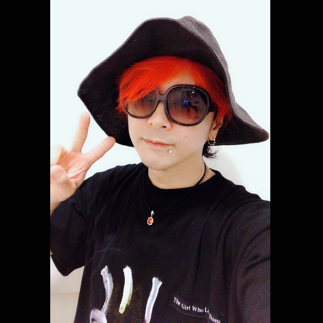 淳士さんのインスタグラム写真 - (淳士Instagram)「HYDE LIVE 2018 Zepp Tokyo 7日目終了‼️ . 激烈ヤベ〜マン空間最高‼️ . マジで興奮したよホント最高🎃👍 . HYDEさんちょ〜〜カッケかったなー( ｰ́∀ｰ̀ ) . メンバーもクッソイケつたわ💨 . ホント楽しかった‼️ . みんなマジらぶ😆❤️ . 写真は、終演後のシャワー後、本番直前メンバーショット、会場入りしてすぐの3本立( ｰ́∀ｰ̀ ) . あ、、なぜか4本立w . #HYDE #tour #2018 #zepptokyo #live #liveshow」9月10日 22時05分 - jz0330