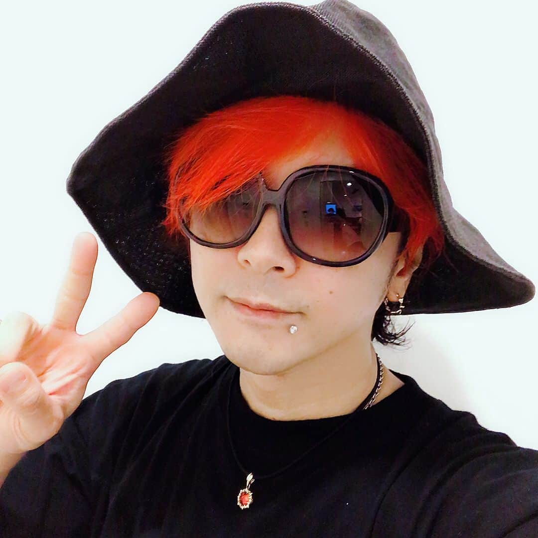 淳士さんのインスタグラム写真 - (淳士Instagram)「HYDE LIVE 2018 Zepp Tokyo 7日目終了‼️ . 激烈ヤベ〜マン空間最高‼️ . マジで興奮したよホント最高🎃👍 . HYDEさんちょ〜〜カッケかったなー( ｰ́∀ｰ̀ ) . メンバーもクッソイケつたわ💨 . ホント楽しかった‼️ . みんなマジらぶ😆❤️ . 写真は、終演後のシャワー後、本番直前メンバーショット、会場入りしてすぐの3本立( ｰ́∀ｰ̀ ) . あ、、なぜか4本立w . #HYDE #tour #2018 #zepptokyo #live #liveshow」9月10日 22時05分 - jz0330