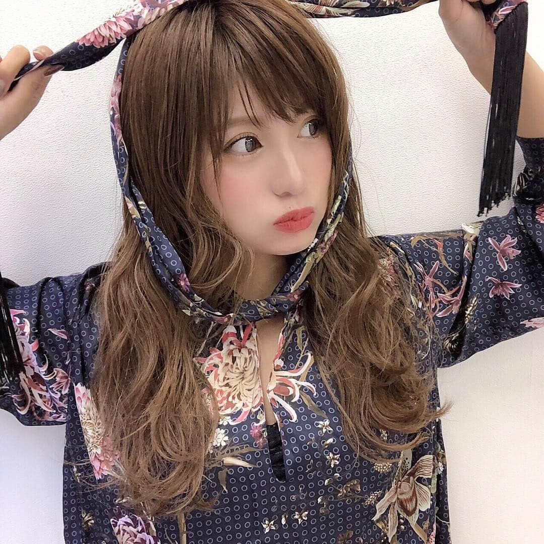 伊藤実祐さんのインスタグラム写真 - (伊藤実祐Instagram)「. . 珍しく今日の写真を今日UP 🤳♥︎♡!! . すーーーーーーーーぐふざける。すーぐ。ww . . このお洋服は衣装で用意してもろたやつです👖 でも、 @zaraofficial_page のタグが付いてたよ🤫💗 . . 携帯アプリ セルピー @selpy_app に 変顔のリクエストが出てるから、 こんなふざけた写真でもお小遣いに 替えることが出来てまうで🙊知ってた？ . 知らなかった人は、試してみて♥️ . みゆこれまだブリってるから、 もっともっと本気の変顔で。←笑 . . #メイク #カラコン #まつ毛パーマ #モデル #TOKYOcreatist #伊藤実祐 #いとうみゆ #みゆちゃい . . 来週もうイベントや !! . 物一つ選ぶのもこれのが可愛いかな〜 これだと伝わるかな〜てめちゃくちゃ ドキワク迷いながら準備している😚💓 . 一週間後みんなに会えるの楽しみ🙌🏻8割。 きんちょーーーーー🙌🏽2割。（笑）（笑） .」9月10日 20時45分 - miyu.61