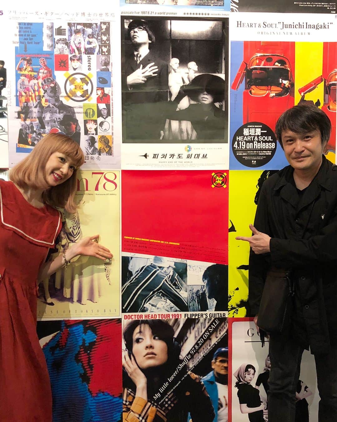 SHOKOさんのインスタグラム写真 - (SHOKOInstagram)「櫻木さんと一緒に、#信藤三雄 さんの「ビーマイベイビー」展覧会へ行って来ました！私も中学生の時からずっと夢中で大好きだった #フリッパーズギター や #トラットリア の懐かしいアーカイヴやお宝アートワークが山々で大興奮✨当時、学校帰りに並んで買いに行った限定レコードや、遊びに行ったライブイベント、懐かしいCMポスターを見て青春時代の思い出とリンクしながら、この日初めて目にする貴重なPR資料等の展示もあって、あれもこれも全て信藤さんがデザインされたのだな…と改めてそのデザインの格好良さに感動とトキメキの連続✨ この日は信藤さんも会場にいらしたので、信藤さんと櫻木さん(当時フリッパーズのA&Rで、TrattoriaとFelicityのレーベルプロデューサー)の解説付きでこの展覧会を観て回れるなんて、なんて贅沢なのでしょう！と感慨深くなってしまいました。 【写真5枚目】で櫻木さんと私が指差しているポスターは、制作後にフリッパーズ解散が決まって貼ることのなかったという幻のポスター(櫻木さん談)。 #ピチカートファイヴ のアートワークも、今改めて見てもすべて最高にカッコイイ‼︎ 日本を代表する数多くのミュージシャンの素晴らしいCDジャケットやプロダクツを手がけて来られたアートディレクター信藤さんの作品の数々が並んだ様子は圧巻❗️ この日は図録にサインを頂いて【写真8枚目】、フリッパーズギターのドクターヘッズのアートワークの前で一緒に記念撮影して…胸いっぱい、感無量でした✨ 展覧会は9/17まで #世田谷文学館 にて。必見です！」9月10日 21時18分 - shoko_london