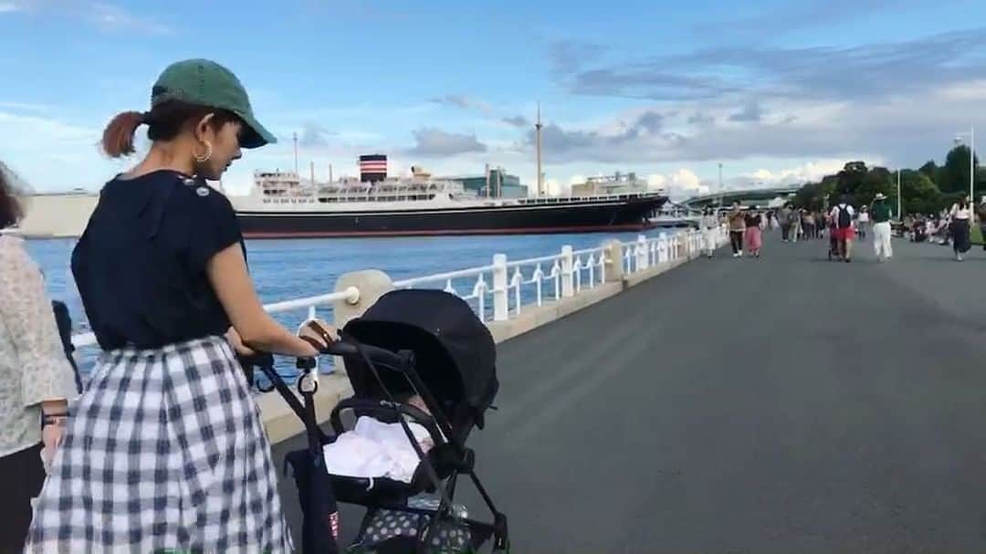 HALCALIのインスタグラム：「海沿い散歩デビュー🎶久しぶりのちょっぴり遠出はお天気良くってドライブ日和でスーパーリフレッシュ🤩だんだんお出かけに必要なものとか分かってきたし、少しずつ慣れてきたぞ💪🏼ペペとむすめ、一緒にお出かけは初めてだったけど、お家の近所でバギーとのお散歩は日々練習してるからバッチリだったね🐾むすめはずーっと寝てました😂 #生後76日 #犬と赤ちゃん #黒シュナ #cybexmios」
