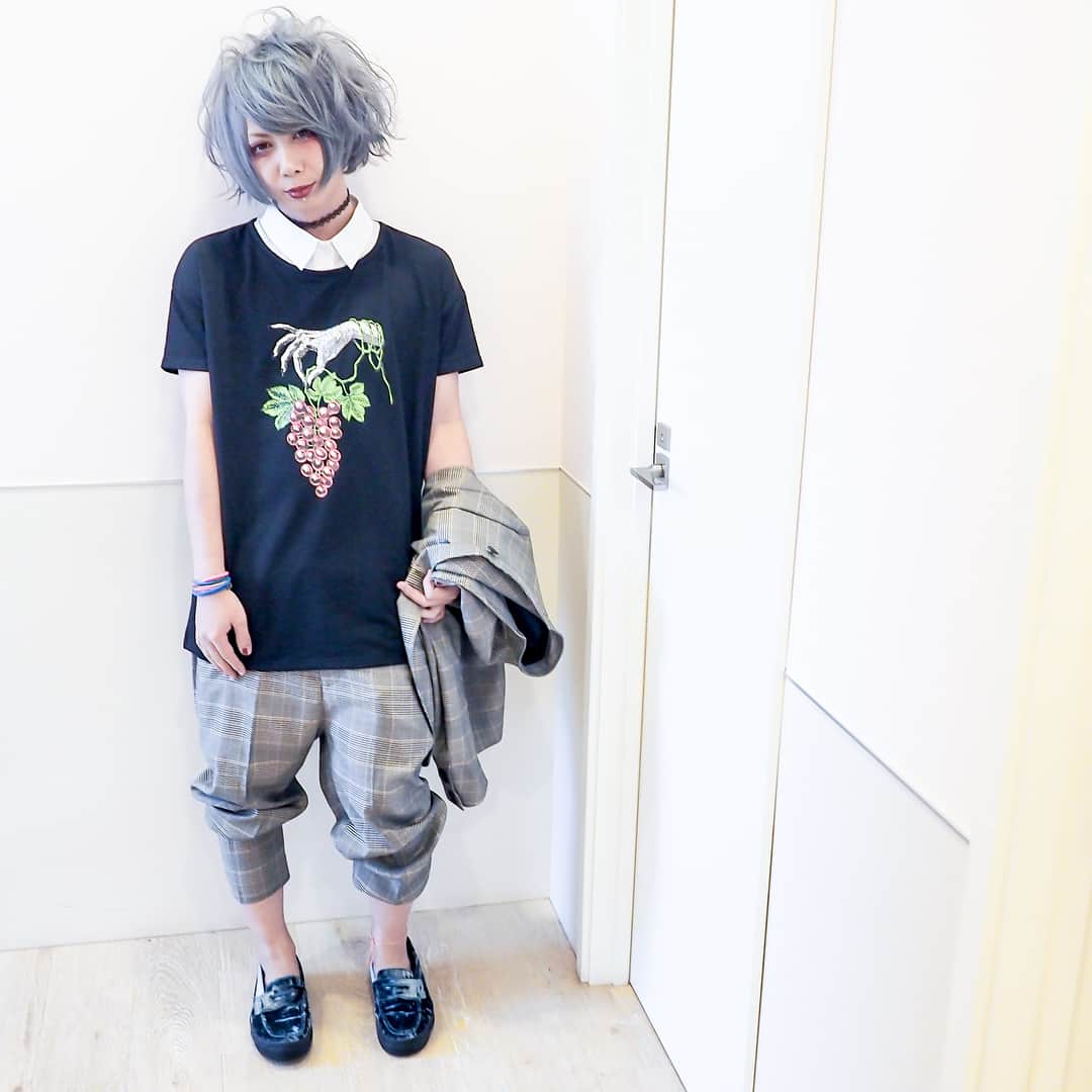 LiN のインスタグラム：「個別握手の。  シャツ(@drughoney_official  セットアップ(@zara  靴(@vans」