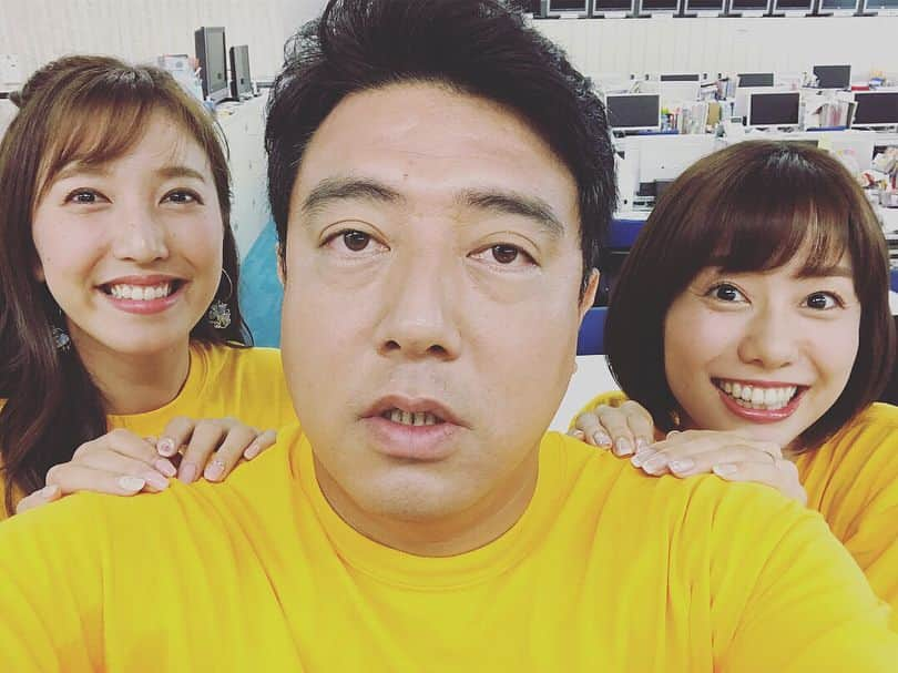 小澤陽子さんのインスタグラム写真 - (小澤陽子Instagram)「at work☻  今年の27時間テレビも、無事終了しました✯  生インフォの山﨑アナと、一緒に競馬中継を務めた佐野アナ、先輩2人と記念に…☻✧*。 . . 『遠近法で、佐野さんの大きさを際立たせよう！😍』 と、いうことで、佐野さんに自撮りにチャレンジしてもらいました…😂. . ブレブレだったのが、徐々に笑顔になる余裕も出てきた、かわいい佐野さん…☺️. . いつも自分たちが出ている、みんなのKEIBA が、BSでやっているのを本社で観るのは、なんだか変な感じでした、、😂 佐野さんがディレクターの真似をしておりました(笑)  #FNS27時間テレビ」9月10日 13時31分 - yoko.ozawa729