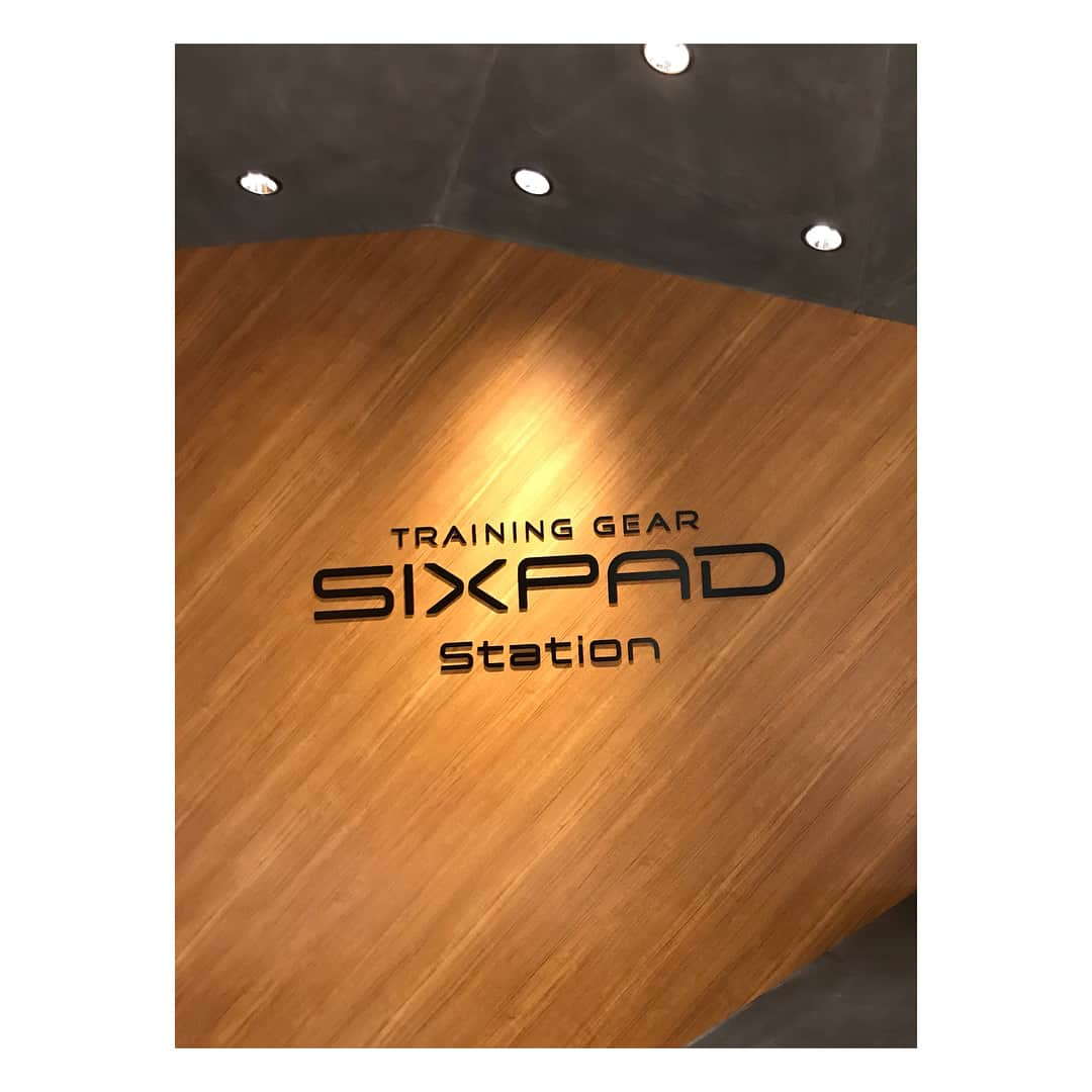 菜々緒さんのインスタグラム写真 - (菜々緒Instagram)「#SIXPADstation ⚡️ 母と #EMSトレーニング ❤️ 手ぶらで行けて、たった15分で全身を効率よく鍛えられる💪」9月10日 16時57分 - nanao_official