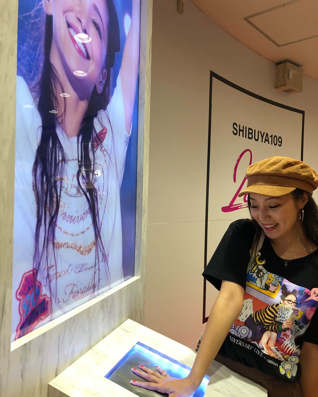 NOHANAのインスタグラム：「大阪から東京に帰って来て 家に荷物を置いて 渋谷へダッシュ💃 安室手形設置の初日だったけど、 夜は空いてた❣️ ・ 安室ちゃんの手形に手を合わせて ニヤニヤが止まらなかった☺️💗💗💗 引退後もマルキューにあり続けるってほんとすごいな😭 パワースポットになりそう😭✨ ・ #amuronamie #namieamuro #安室奈美恵 #安室ちゃん #アムラー #アム活 #東京 #渋谷 #shibuya109 #手形 #のはなみえ」