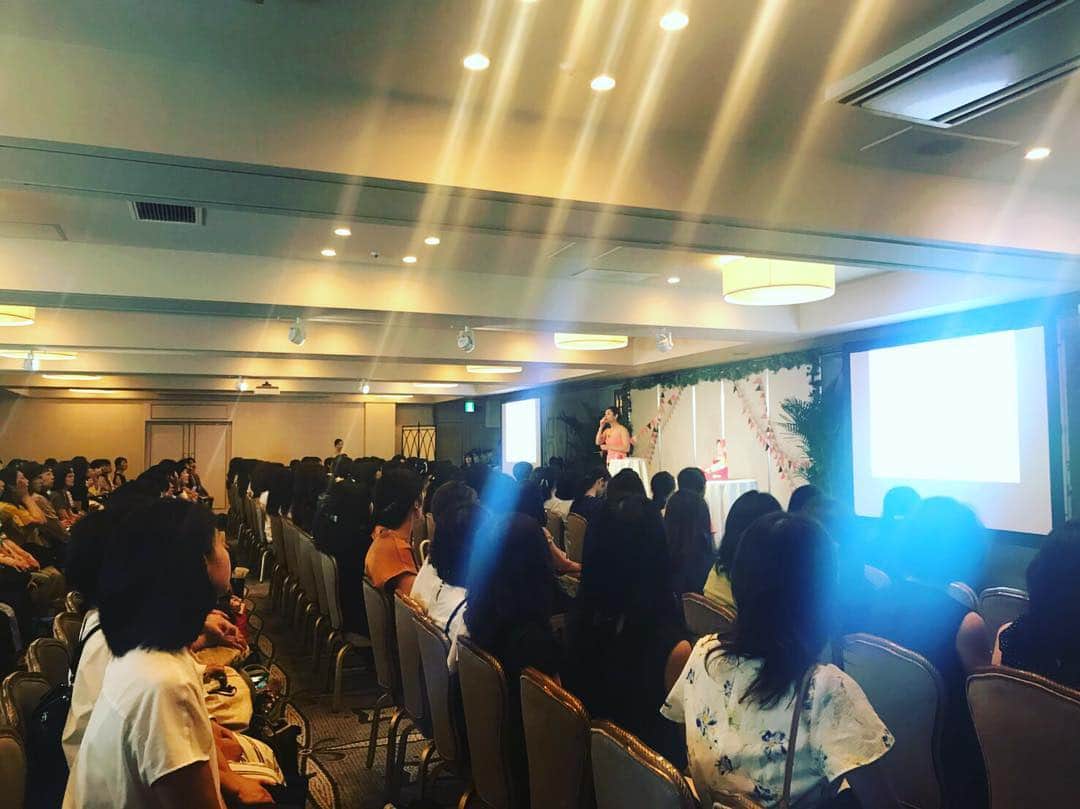 間々田佳子のインスタグラム：「今日はESSEさんのイベント😊✨ 皆さまご参加いただきありがとうございました💕とても楽しかった😆👌✨ #ロート製薬 #極潤リフトゲル  #v字塗り #esse2018」