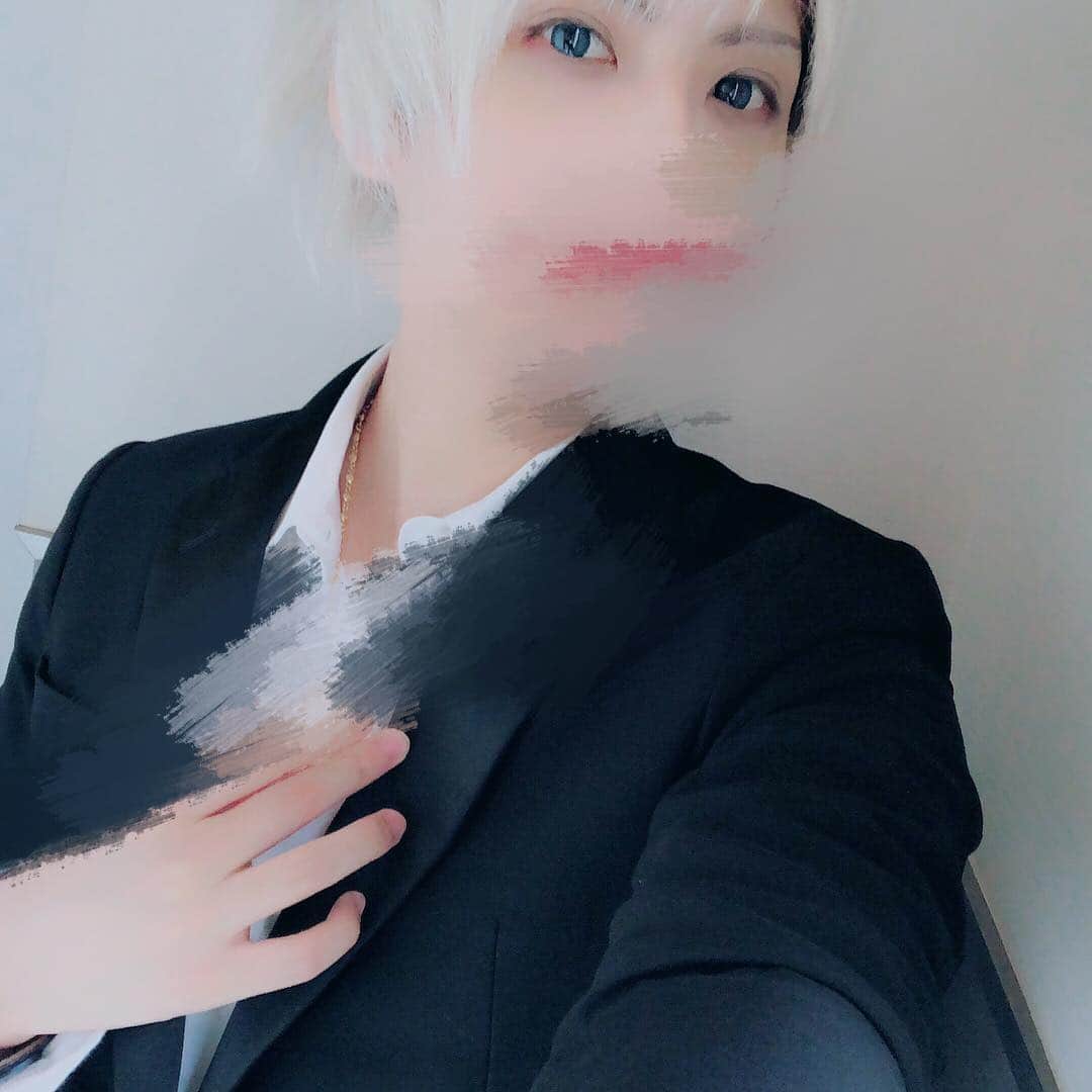 まふまふのインスタグラム：「友だちのお祝いにスーツを着ました  この時は白髪です ｡ﾟﾟ(´□`｡)°ﾟ｡」