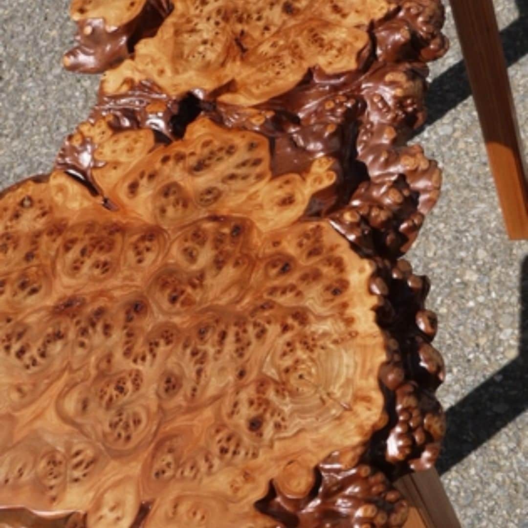 木楽木工房さんのインスタグラム写真 - (木楽木工房Instagram)「楡（にれ）のコブのスライスから作った小テーブル。とてもきれいです。#ニレ #楡 #elm #コブ #burl #table #テーブル #木楽木工房」9月10日 19時39分 - kiraku.mokkoubo