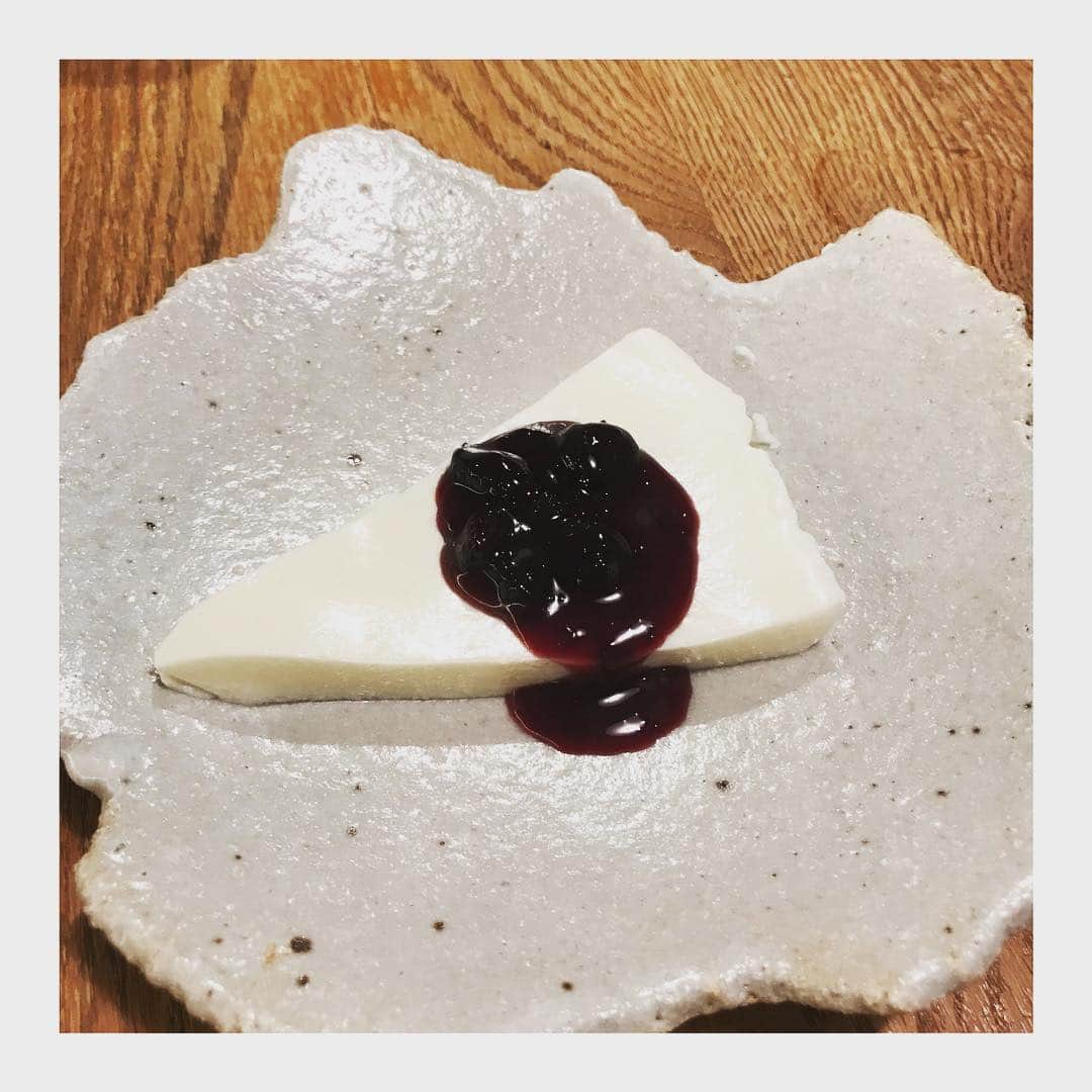 長谷川京子さんのインスタグラム写真 - (長谷川京子Instagram)「小さい頃、母によく作ってもらったデザート。 母からレシピを聞いて作ってみました。 あの頃と変わらない味にホッとしました😌 #dessert#milk#freshcream#blueberryjam」9月10日 19時56分 - kyoko.hasegawa.722