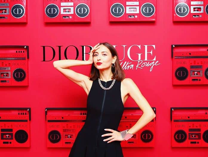 エリーローズさんのインスタグラム写真 - (エリーローズInstagram)「ULTRA ROUGE by DIOR💄 Loving the new @diormakeup lipsticks and Boombox!  ディオールから新色リップが登場！真っ赤なラジカセメイキャップセットが可愛すぎて😍💋」9月10日 20時02分 - ellirose