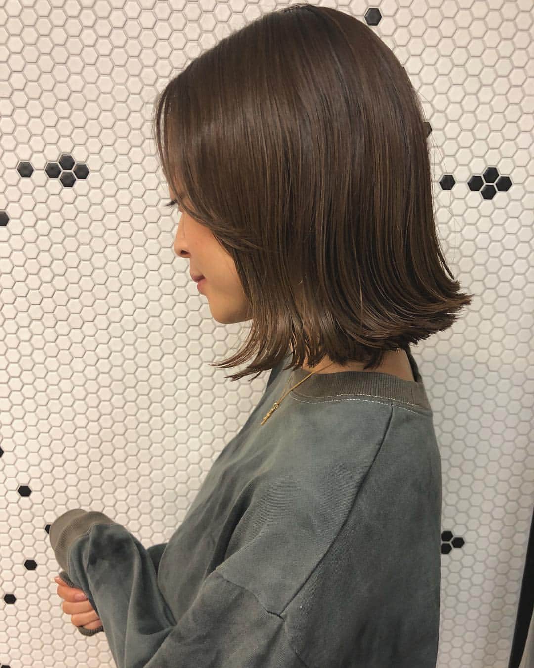 野尻美穂のインスタグラム：「髪の毛染めに行って髪も1cm切ってもらいました☺️ カラーはグレージュ×スモーキートパーズ🤟🏻 髪型はボブの切りっぱなしだよ🤔 ブローはハンドブローなので自然な外ハネです🙆‍♀️ ワックスはproductとshabby mudを混ぜて使ってます。 #着てるのはmihonano😙」