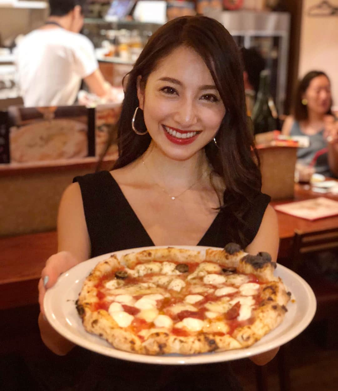 雨宮みずきさんのインスタグラム写真 - (雨宮みずきInstagram)「． 目黒にある大好きな ピザ🍕屋さん ジャルディーノ SAVOY 美味しすぎて満面の笑み😝 昨日も満席でした❣️ ． 🍕マルゲリータ&マリナーラ 🍕ディアボロ&ロマーナ をハーフ&ハーフにしてもらえた♡ ． 窯焼きピッツァ以外にも パルマ産生ハム、モッツァレラも ジェラートも全部美味しいから まだ行ったことない人は 是非行って食べてみてね(^_−)−💕 ． #目黒 #目黒グルメ #ジャルディーノ #ジャルディーノsavoy #窯焼きピザ #グルメ女子 #女子会 #ピッツァ #チーズ好きにはたまらない #チーズ好き #生ハム #ピッツァ🍕 #グルメ部 #instafood #pizza #instagood」9月10日 20時21分 - ammymzk0926