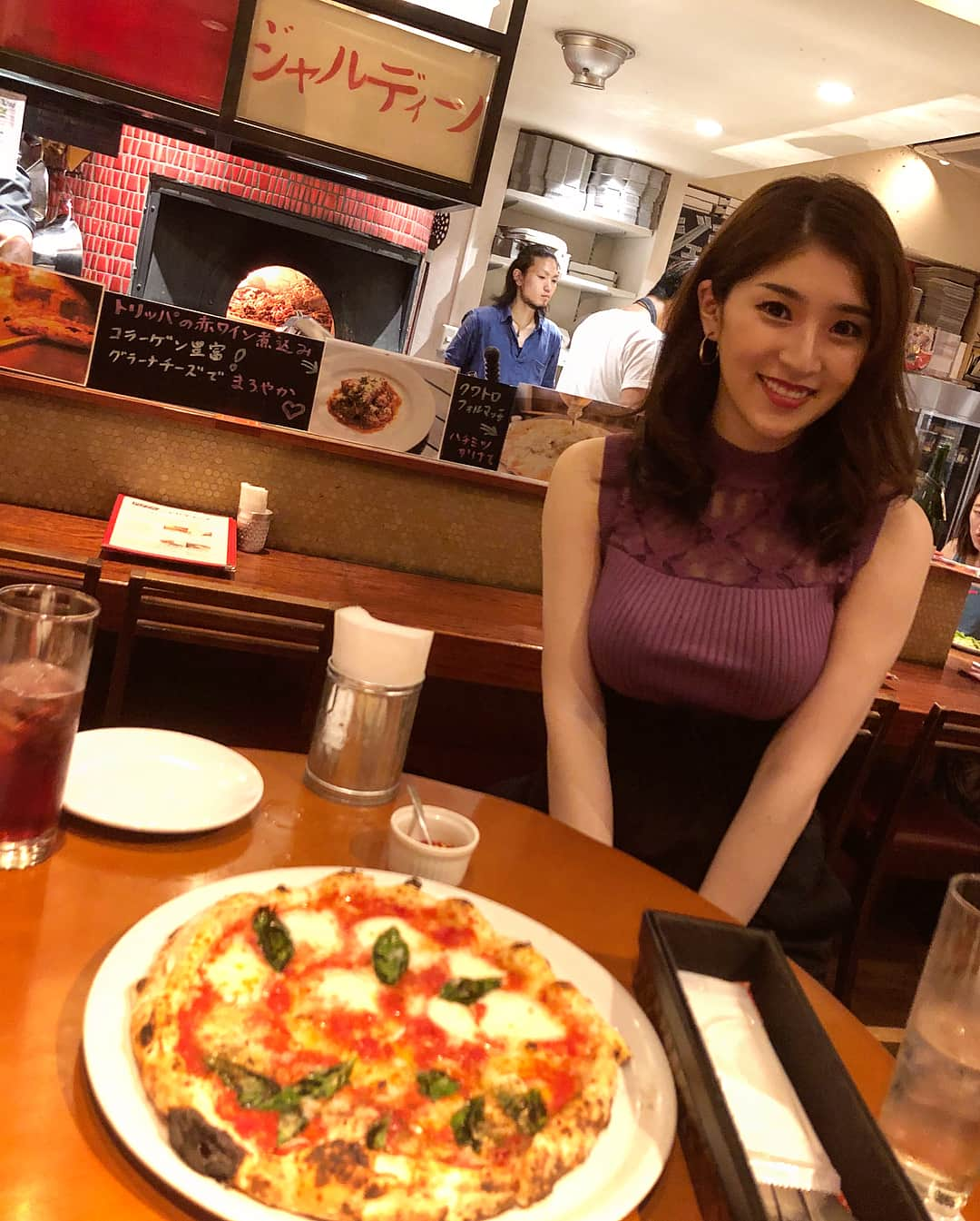 雨宮みずきさんのインスタグラム写真 - (雨宮みずきInstagram)「． 目黒にある大好きな ピザ🍕屋さん ジャルディーノ SAVOY 美味しすぎて満面の笑み😝 昨日も満席でした❣️ ． 🍕マルゲリータ&マリナーラ 🍕ディアボロ&ロマーナ をハーフ&ハーフにしてもらえた♡ ． 窯焼きピッツァ以外にも パルマ産生ハム、モッツァレラも ジェラートも全部美味しいから まだ行ったことない人は 是非行って食べてみてね(^_−)−💕 ． #目黒 #目黒グルメ #ジャルディーノ #ジャルディーノsavoy #窯焼きピザ #グルメ女子 #女子会 #ピッツァ #チーズ好きにはたまらない #チーズ好き #生ハム #ピッツァ🍕 #グルメ部 #instafood #pizza #instagood」9月10日 20時21分 - ammymzk0926