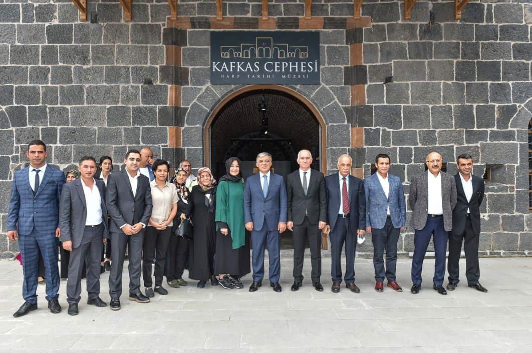 アブドゥラー・ギュルのインスタグラム：「11. Cumhurbaşkanı Abdullah Gül ve eşi Hayrünnisa Gül hafta sonu Kars’ta bir dizi ziyarette bulundu. Önce Osmanlı-Rus Savaşı'nda bir tabur askerin şehit olması nedeniyle literatüre "Kanlı Tabya" olarak geçen Kafkas Cephesi Harp Tarihi Müzesi'ni gezen Cumhurbaşkanı Gül, burada yaptığı açıklamada, Türk tarihinin en hüzünlü en acı sayfalarının 100 yıl önce yaşandığını belirterek, "Burada yaşananlar çok acı tabii. Sadece Sarıkamış değil, bu cephede o yıllarda  4-5 yıl içerisinde yaşananlar, çok büyük çarpışmalar oldu ve bunlar büyük yokluklar içerisinde oldu. Belki bu cepheyi savunurken güneydeki birçok cepheye yardım gidemediği için oralar terk edildi." dedi. . Gül ve eşi daha sonra Evliya Camisi yanında bulunan Ebul Hasan Harakani Türbesi'ni ziyaret etti. . Cumhurbaşkanı Gül ve eşi, ertesi gün kentten ayrılmadan önce UNESCO Dünya Mirası Listesi’nde yer alan Ani Ören Yeri’ni gezdi. Gül çifti burada İl Kültür ve Turizm Müdürü Hakan Doğanay, Prof. Dr. Fahriye Bayram ve arkeolog öğrenciler tarafından karşılandı. Prof. Dr. Bayram Cumhurbaşkanı Gül ve eşi Hayrünnisa Gül’e başta Ani Ketadrali (Fethiye Camii), Ebulmenuçehr Camii ve Polatoğlu (Ebulhamret) Kilisesi olmak üzere tüm bölge hakkında detaylı bilgi aktardı. Ayrıca Gül ve eşi yöre halkı tarafından büyük sevgiyle karşılandı. 📸: @birol.afsar」