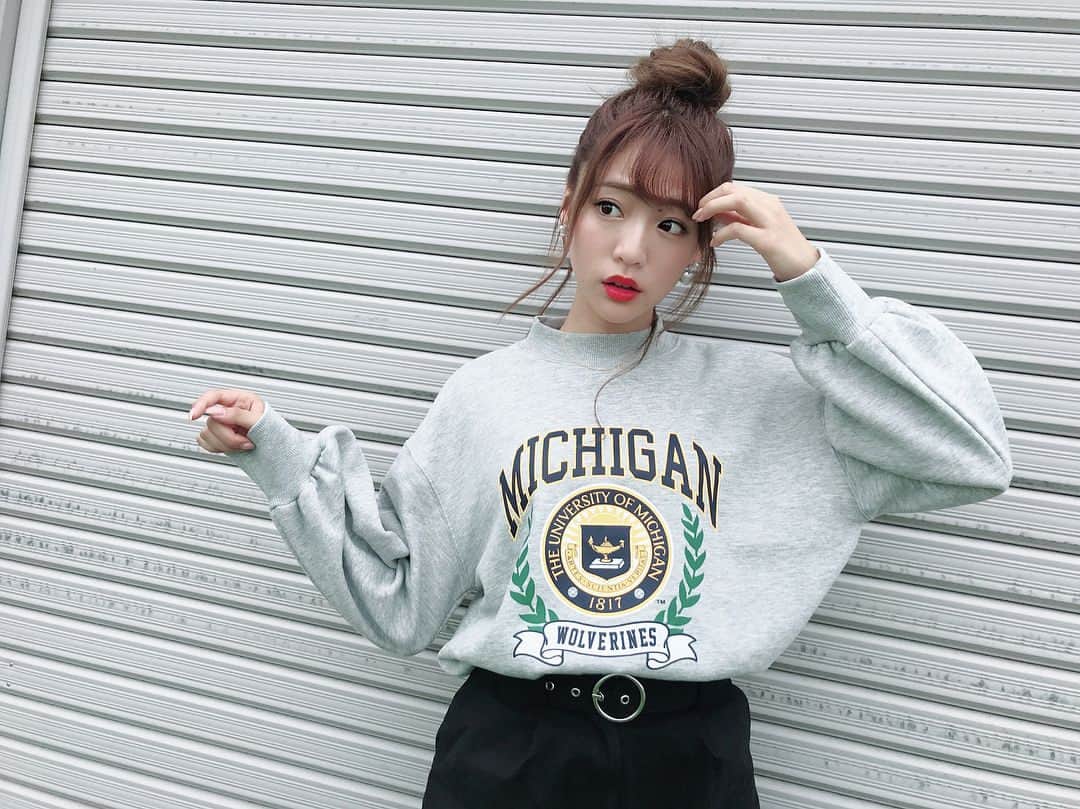 志田友美（ゆうみん）のインスタグラム：「今季はビッグシルエットが流行るんだって🤭❤️ #gu_for_all #GUstyle #gupr #スウェット #スウェットコーデ #スウェットパフスリーブプルオーバーカレッジ ##instadiary #today #instaday #japanesegirl #instagood #autumnfashion」