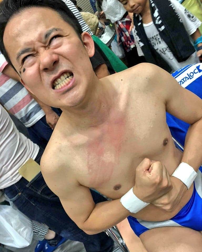 のインスタグラム：「最高の最後。 「1、2、3！ゼァ！」からの逆水平チョップをご本人からいただきましたゼァ！  廊下ですれ違ったレッドシューズ海野さんに似てないって言われた！くそ、3カウントとられたゼァ！  会場で永田さんのお母さんに声かけてもらって 「いつも楽しませていただいてます」って！ いや、こちらこそですよ！ 泣きそうだ！こんな嬉しい事ない！ゼァ！  ありがとう東金！  #njpw #東金大会 #永田裕志 選手」