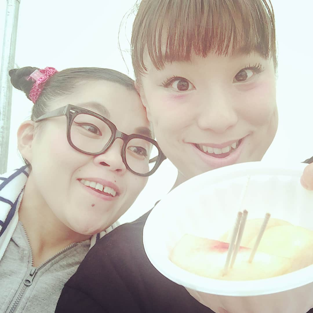 森田まりこさんのインスタグラム写真 - (森田まりこInstagram)「# # 昨日はね！ #風とロック #風とロック芋煮会2018 に出演させていただきました🌬 #吉本新喜劇ィズ  たっくさんのお客さんに聴いていただけてすっごく大感謝でした😭😭😭 一緒に手拍子してくれたり歌ってくれたり拳振り上げてくれたり✊ #熱くて優しい #足元のぬかるみもイベントの１つとして楽しんでいた❗️ そんなお客さんや出演者さんに囲まれ、とてもあたたかい空気に包まれて、私は感激だったYO‼️ #芋野球⚾️ も最高！好きなアーティストさんが野球してる姿を観れるなんて興奮するよねっ😭 #爆乳三姉妹 はベンチで応援してたのでホント #モリチチ  は、イチファンとしてエキサイトしてましたYO🤣📣 #福島 の皆さん本当に優しくて、 ケータリングもたくさん振舞ってくださいました‼️ #ぎょうざのひぐち さんがくださった #桃🍑 にはビックリ！ 本場の桃は硬いのね⁉️ あんなに美味しい桃食べたの初めてでした🍑🍑🍑😭 #さくら桃  本当にありがとうございました❣️ ふくしまーっ📣📣📣 #大感謝🎼」9月10日 23時37分 - morita.mariko