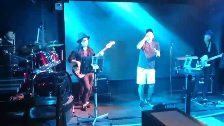 のインスタグラム：「『昔話を繙くように』スターダストレビュー♪作詞 根本要 作曲 KAN 根本要 。大好きな曲をバントカラオケで歌ってストレス発散♪超気持ちいい＼(^o^)／！ #バンドカラオケ #バンカラ #スターダストレビュー #昔話を繙くように #作曲 #kan さん#ストレス解消 #カラオケ #歌 #レギュラー松本 #あるある探検隊 #スタレビ」