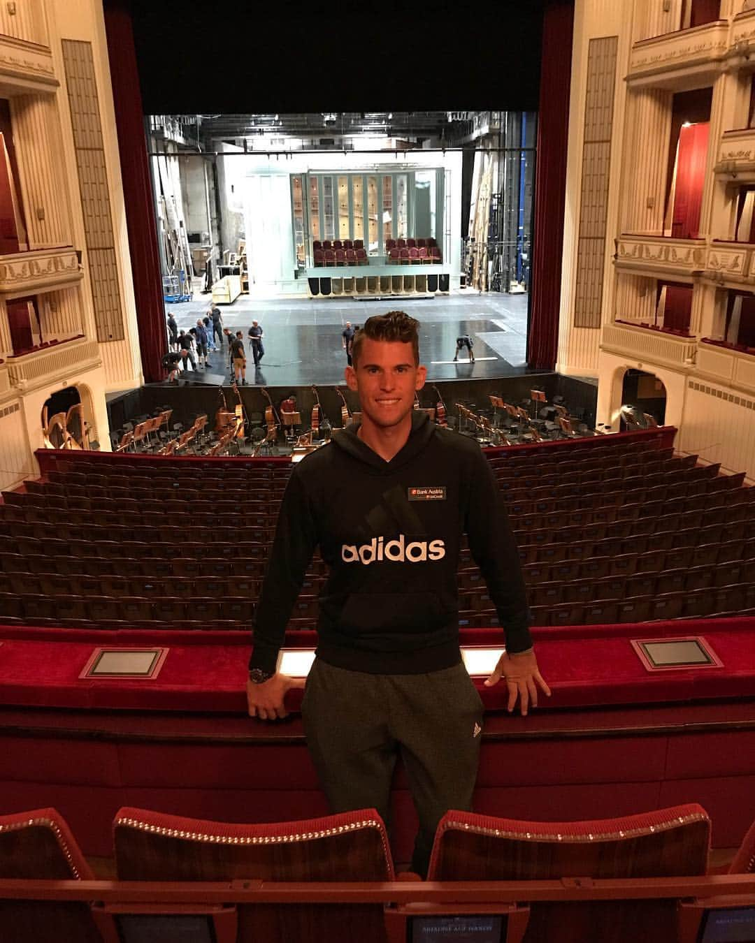 ドミニク・ティエムさんのインスタグラム写真 - (ドミニク・ティエムInstagram)「Press conference in the Vienna opera for the @erstebankopen ! 🎤🎾 One of the most beautiful buildings in the world @wienerstaatsoper ! 🇦🇹 #vienna #bestcity #stadthalle #heretocreate #4ocean」9月11日 1時06分 - domithiem