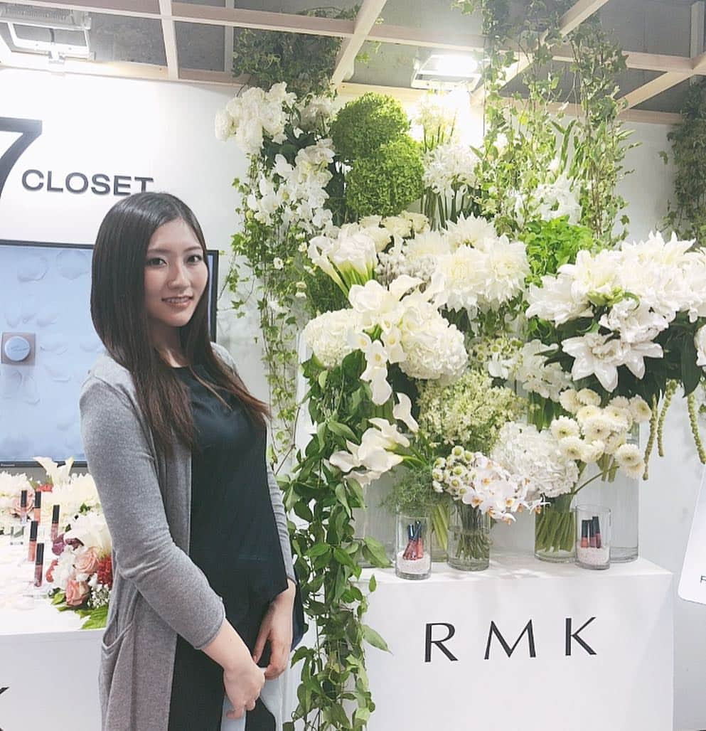 松丘雪那さんのインスタグラム写真 - (松丘雪那Instagram)「. RMK 7 CLOSET に一足先に行ってきたよー！ 今日から１７日まで表参道にRMKさんのポップアップストアが☺️ 服を着替えるみたいにメイクで顔も着替えちゃう！ メイクしてくださるスペースがあってRMKさんらしくカラーで秋メイクに変身☺️着替えた💗笑 深い色の赤は自分で持ってないけど、欲しくなった〜💄 . . . . . . #model #me #smile #invent #makeup #rmk #influencer #pr #bebeautiful #rmkマイファンデーション #rmk7 #メイク #イベント #モデル #インフルエンサー」9月11日 15時50分 - yukina.23na