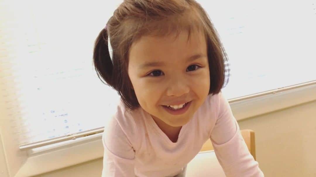 バイリンガル3兄妹のインスタグラム：「「Harper(お友達の名前)」が言えない母。 ・ 今日学校で誰と遊んでたのか聞いてたんだけどね ・ 「ハーパー」の発音、瞬時に正されちゃったよ😂 ・ 私もっと練習しますね！華先生！！🙇‍♀️ ・ ついこの間まで「R」の発音うまくできなかったのに… ・ 恐るべし4歳児の順応性の高さ！ ・ そして今日はスペイン語の授業も初日だったので ・ 何度も「HOLA♡」聞かせてくれました♡ ・ ・ ちなみに私は「problem」もうまく発音できなくて、よく空雅に正されます。 ・ ・ 悲しきかな。 ・ ・ #バイリンガル #バイリンガル3兄妹 #英語 #4歳 #はなち #アメリカ生活  #スペイン語 #hola」