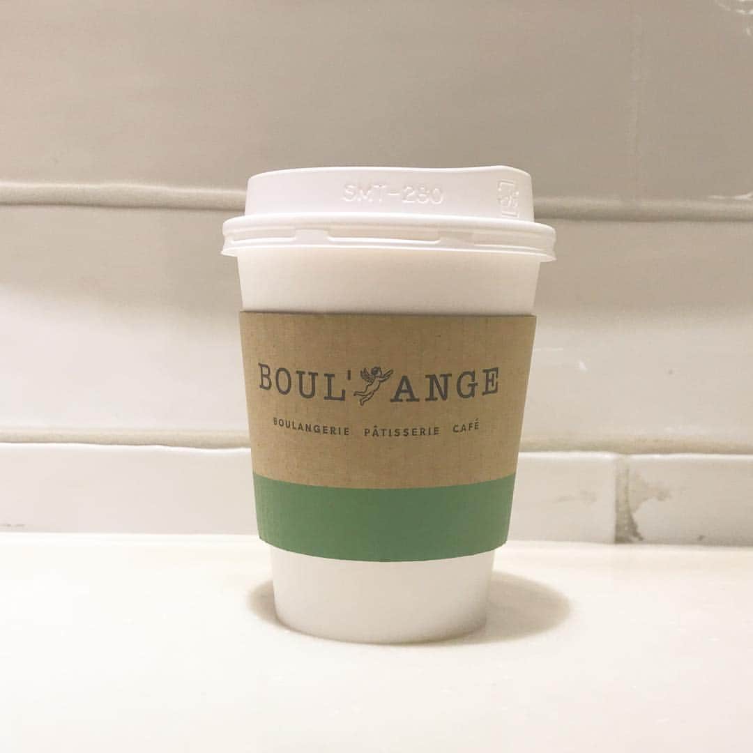 ?さんのインスタグラム写真 - (?Instagram)「chieco . おはよう😃 #boulange の美味しい カフェモカタイム☺️💓 . . 普段は紅茶派なわたしも 朝はやっぱりシャキッとしたくて コーヒーを飲むよ〜😌💓 . . カフェインの力を借りなきゃ〜！ . そんなときは なんとなくコーヒーのほうが 効きそうな気がするよね😂笑笑 . コーヒーは意外と二日酔いにきくし 何よりじつはダイエットや美肌効果も あるんだって〜😍 . わたしは覚醒作用頼みで飲むけど たまにはコーヒーもいいね😌 . . #コーヒー #カフェ#カフェモカ #モカ #コーヒーは好きですか #コーヒーが好き #大人になって #飲めるようになった  #大人の階段 #のぼったかな #ふふ #もっと #大人になりたい  #フォローミー #フォローミー💕 #followｍe #follow_me #美肌 #ダイエット効果 #覚醒作用 #カフェイン」9月11日 8時50分 - joyu_diary