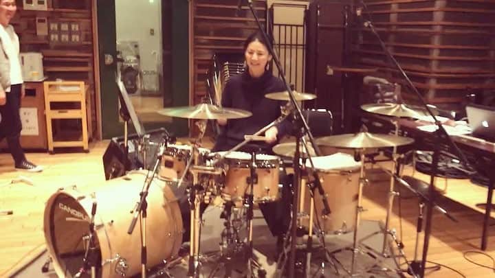 睦のインスタグラム：「この曲の デモ が完成した頃。  #リハーサル していた #スタジオ に お邪魔させてもらった時の 帰り際。  なんと #セッション  してくれました！涙  嬉しすぎ。 歌ってくれた #島谷ひとみ 様、 #ドラム を貸してくれた #高尾俊行 さま、 #ベース を弾いてくれた #種子田健 さま。  お疲れのところ、 本当に ありがとうございましたっ！  さすが、皆様プロ。  アマチュアドラマー にも 届かない私に プロ の力を快く 体感させてくれました。  そして、その後。  その曲を、何度も ライブ で 披露してくれたのち。  先日、 #avex より発売された  マキシシングル の 2曲目に入ってます。  #sabão #島谷ひとみ  作曲 #井出泰彰 作詞 #睦  ぜひ、CD で 聴いてくださいませ！  https://avex.jp/shimatani/discography/  追伸。  お陰様で、 ぎっくり腰 は 軽めだったので 落ち着いてきました。苦笑  色んな情報、 ありがとうございました！  #drum #drums #drummer  #bass #keyboards  #session  #rehearsal  #ssw #シンガーソングライター  #アーティスト  #作詞家  #歌手  #シンガー  #singersongwriter  #artist  #lyricist  #singer  #井上睦都実」