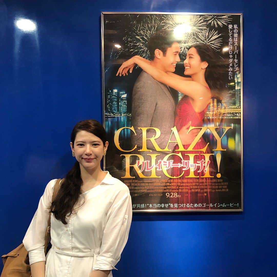 のインスタグラム：「『CRAZY RICH』の試写会にお邪魔しました。 メインキャストは全員アジア人のハリウッド映画！ 主人公が大学の経済学の教授で賢くて魅力的。恋人のお母さん、従姉妹と親友とそれぞれ違う強さがあって女性が素敵でした。セリフも良かったです！ ラブコメ苦手な人でもスカッと楽しめそうです！ #クレイジーリッチ #crazyrichasians  #movie」