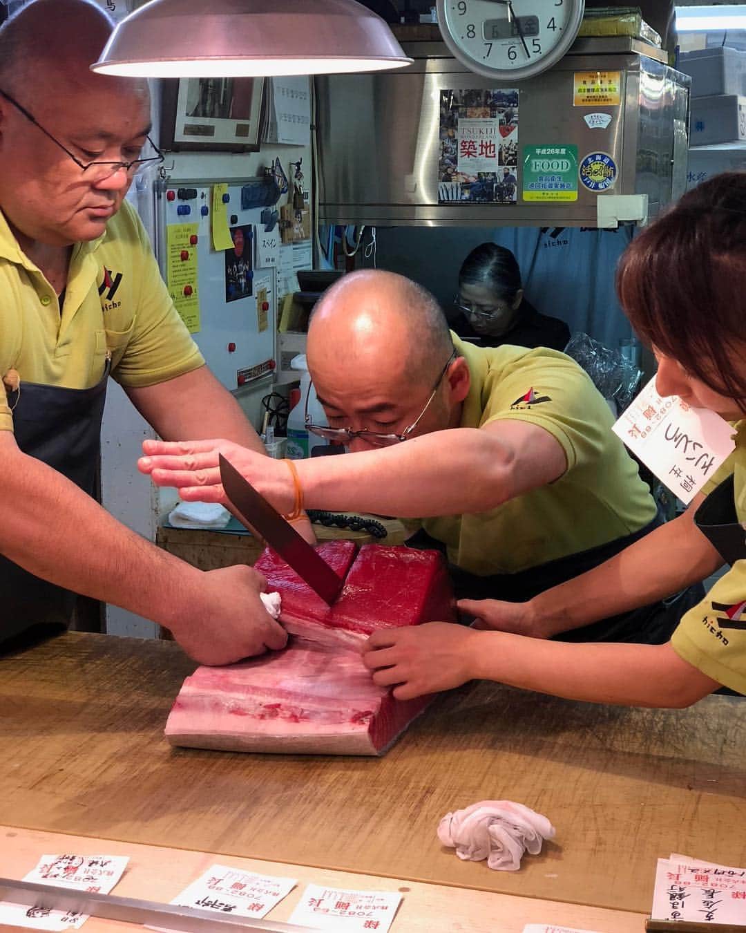 Food Republicさんのインスタグラム写真 - (Food RepublicInstagram)「@daisukesushiyuu (pictures here) is a 2nd generation sushi master who owns a really amazing spot called Sushi Yuu.  We were lucky enough to accompany him to #TsukijiMarket on his daily shopping ritual (and his regular Katsu breakfast!) This beautiful tuna is from a stall called Hicho, known for selling tuna to the most prestigious of clients. #wisesonstokyo #frtakeover #nofilter」9月11日 10時22分 - foodrepublic