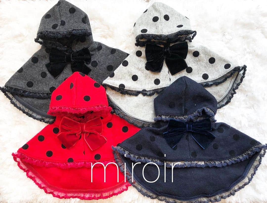 miroir ?miroir(ミロワール)?のインスタグラム：「* ドットケープが登場です✨ お洋服が苦手なワンちゃんでもオシャレを楽しんで頂けます! ハロウィン🎃やクリスマス🎄のイベントでも大活躍間違いですね💕 【サイズ】 XXS …首周り約21cm x 着丈約16cm XS …首周り約24cm x 着丈約21cm S …首周り約26cm x 着丈約23cm M …首周り約28cmx 着丈約25cm L … 首周り約32cmx 着丈約28cm XL …首周り約35cmx 着丈約31cm ¥7500(税抜) * * #miroir#ミロワール#missbibi#ミスビビ#トリミングサロン#オリジナルブランド#犬#犬服#ドッグウエア#dog#いぬすたぐらむ #南青山#広尾#ケープ#可愛い#新作#new#イベント#ハロウィン#クリスマス」