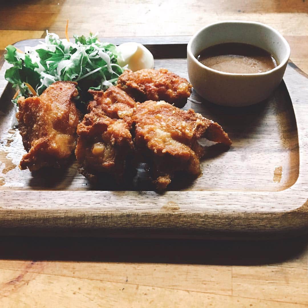 ゆずの小町なんば店のインスタグラム：「当店人気の若鶏の唐揚げ〜ユズソース〜です😁 ご来店の際に是非食べてみてくださいね😄 #ゆずの小町 #ゆずの小町なんば店 #居酒屋 #個室 #個室居酒屋 #ゆず #ゆずイロハ #ゆずっこ #ゆずの輪 #japan #osaka #instagood #instafood #instashot #instapic#唐揚げ  #ユズソース」