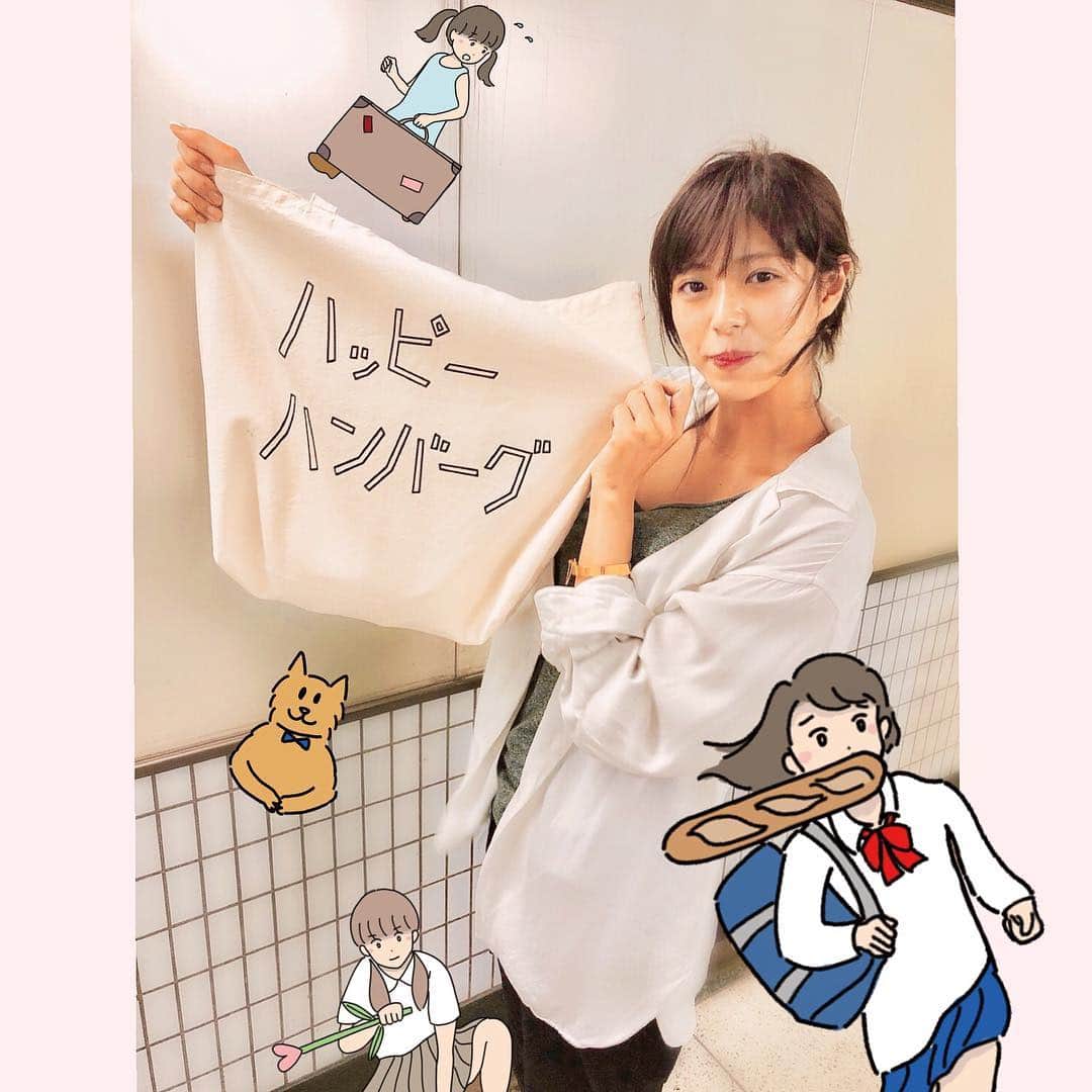 わちみなみのインスタグラム：「ファンの方にいただいたトートバッグ早速つかってみたよ😃💕 . ハッピーハンバーグめっちゃかわいい〜！ ファンレターもよんだよ、ありがとう🌸 .  銭湯帰り、、笑 スタンプが可愛いので駅のホームのコケ消しに使ってみた💗 . #わちみなみ #すっぴん 風 笑 #ハッピーハンバーグ このイラストかわいい。」