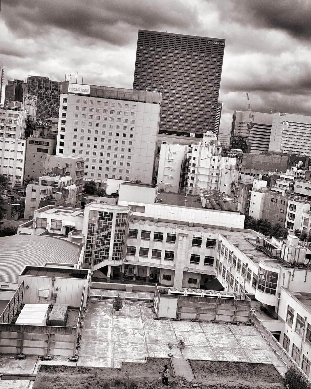 growthのインスタグラム：「マンション11Fから望む吉本興業の中。 昔、打ち合わせで行った時、机や椅子が本当に学校にあるやつだった。#kabukicho #shinjuku #tokyo #吉本興業 #東京 #新宿 #歌舞伎町」