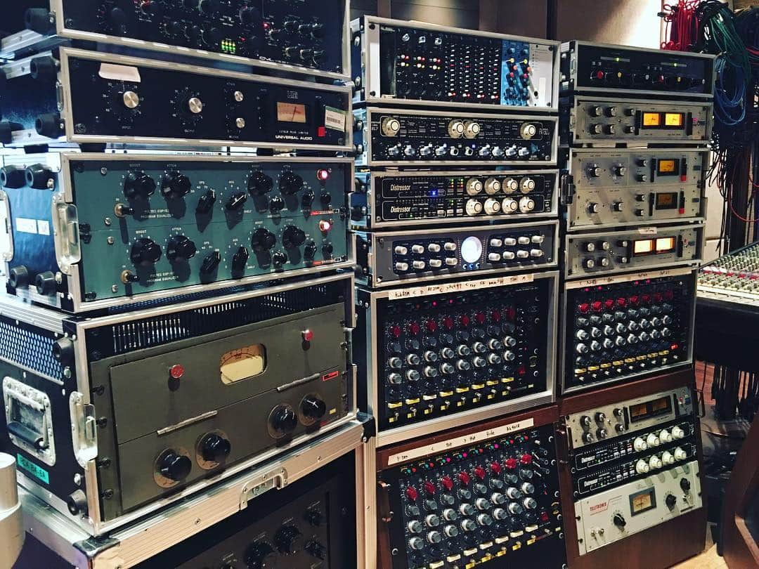 島田昌典のインスタグラム：「今日はフル盛りのアナログアウトボード！  #studio」