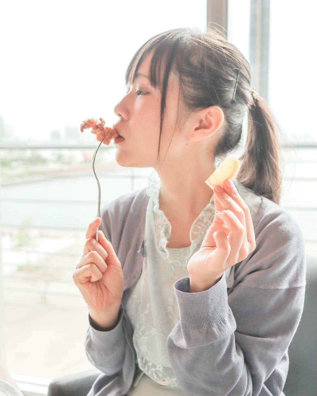 田中みかさんのインスタグラム写真 - (田中みかInstagram)「、 、 、 、 秋めいてきましたね 、 、 、 、 #b_b_j #b_b_inc #唐揚げ#からあげ#食べるの大好き #食べる幸せ #ポニーテール#ポニーテール女子 #ponytail #ponytails #eatinggirl #eatinglover #eating#ポートレート撮影 #asiangirls #asianwomen #japanesegirl #japanesefood #japanese_food #ぽーとれーと #ポートレート女子 #canoneoskissx7 #canon_photos #canon #キャノン#キャノンkiss #キャノン女子」9月12日 1時35分 - mikamikatn