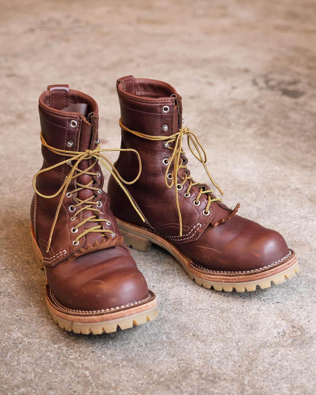 のインスタグラム：「. My WESCO! "Jobmaster" . ウエスコの新定番レザー『チェスナット・ブラウン』を使用したジョブマスターです。ソールは#100ハニーのダブルミッド仕様。ブラウンレザーのウエスコブーツを５足所有するスタッフも大変気に入っております。 . #wesco #jobmaster #brownleather #100honeysole #madeinusa🇺🇸 #since1918 #100thAnniversary #oregon #scappoose #wescojapan #wescoebisu #wescosetagaya #wescokanazawa」