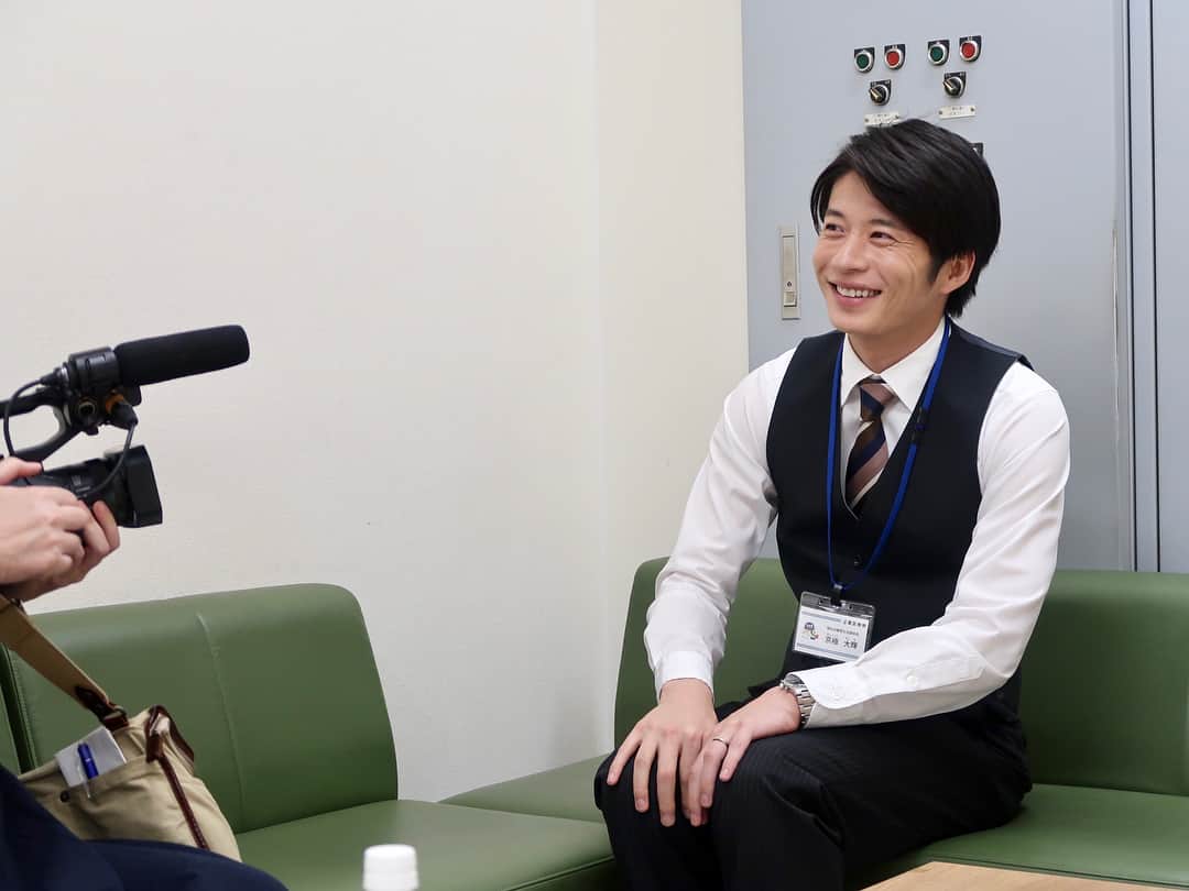 フジテレビ「健康で文化的な最低限度の生活」のインスタグラム：「【ケンカツ9話は今夜9時☺︎】 「ケンカツ × セブンルール」 コラボMovieはご覧いただけましたか？？ ドラマ撮影現場の控室にも、カメラが密着🎥 リラックスモードの皆さんの様子は必見ですよ❤️ . ☝🏻ケンカツの7つのRULE☝🏻 ①「おはようございます」は大きな声で 田中圭 →ケンカツ色男選手権の裏側も . ②京極係長のデスクの後ろは通らない 井浦新 →新さんのこだわり、知らなかったです . ③毎日 赤いパンツを履く 山田裕貴 →やる気スイッチON . ④撮影前に小道具やセットに触れる 井浦新 →孫の手のアイデアも新さん . ⑤祖父と一緒に写ったテレホンカードを肌身離さない 山田裕貴 →心イケメン俳優 . ⑥夏は短パンしか履かない 田中圭 →本当に毎回短パンですね。山田君のお兄さん的存在。 . ⑦髪は自分でセットする 遠藤憲一 →エンケンさんの周りはいっつもハッピー . #健康で文化的な最低限度の生活 #ケンカツ #これを見ればドラマがさらに面白くなる #改めてルールを見ると面白い #IGTVやYouTubeでも見れますよ #井浦新 #田中圭 #山田裕貴 #遠藤憲一」