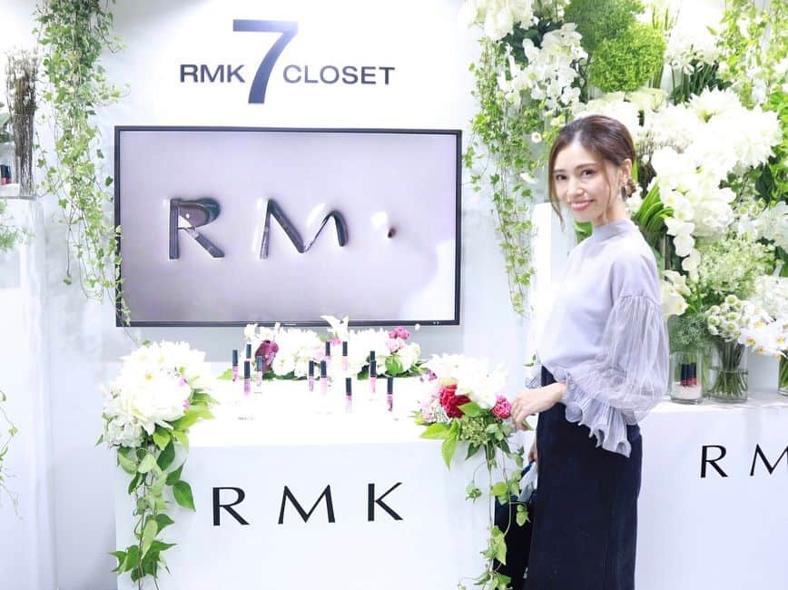 石黒美帆さんのインスタグラム写真 - (石黒美帆Instagram)「* * RMK( @rmkofficial )のポップアップストア 【RMK 7 CLOSET】のイベントにお伺いしてきました💐✨ * ブランドコンセプトである、COLOR CLOSETを丸ごと体感でき、五感で楽しめる空間。 * 会場ではメイク体験をすると出来るUFOキャッチャーや、ガチャガチャ、フォトブースと楽しいコンテンツがたくさん☺️💓 * 私もガチャガチャでミニサイズのコスメが当たったりと嬉しかったです💛 * もうずーっと愛用しているRMKのファンデーション☺ 来場すると、RMKの人気下地とファンデーションが全11種がセットされたスペシャルサンプルなどのプレゼントもあるそう❣️(プレゼントはなくなり次第終了です) * ポップアップショップは9/17(月・祝)まで！ 表参道駅の駅からすぐ、ゼロベースにて開催されてます🙆‍♀️💛 * * #RMKマイファンデーション #RMK7 #PR#beauty#cosmetics#RMK#vocest#美容#ファンデーション#ベースメイク#メイク#コスメ#表参道」9月11日 19時11分 - miho_ishiguro