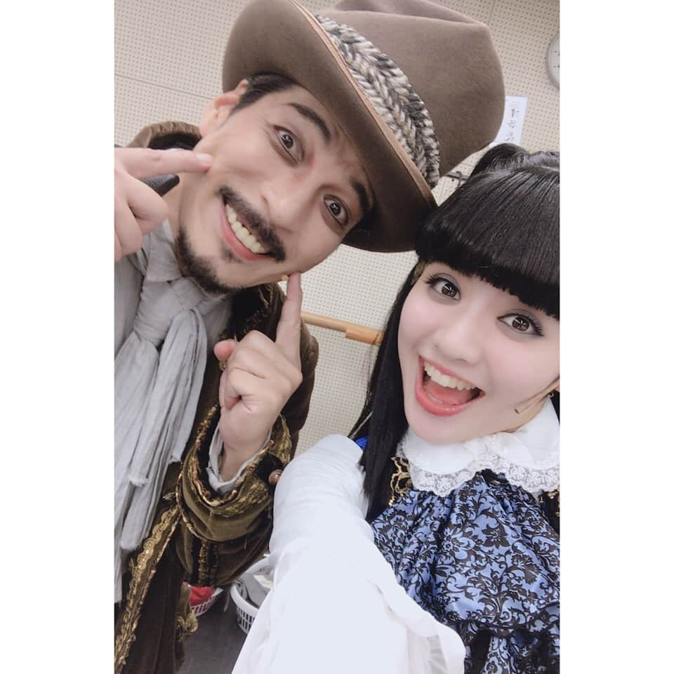 鎮西寿々歌さんのインスタグラム写真 - (鎮西寿々歌Instagram)「ミュージカル「#マリーゴールド 」 私は紫蘭役で出演させて頂きました。TRUMPシリーズには、どのキャラクターも愛しい、と感じる力があると私は思います。この作品で、紫蘭ちゃんのことをより愛おしいと感じてくれた人がいたら、嬉しいな。 写真は、クランのみんな。と末満さん。そしてベンジャミン役の宮さんこと宮川浩さん。最後は全員集合〜！」9月11日 21時16分 - tarasuzuka24