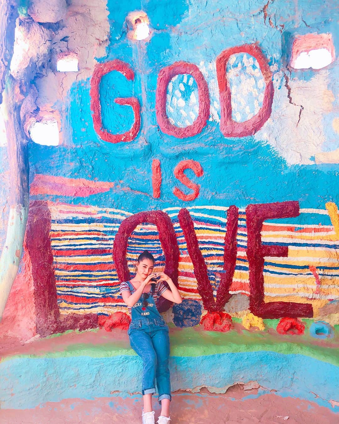 相楽伊織さんのインスタグラム写真 - (相楽伊織Instagram)「in Los Angeles🇺🇸 Salvation Mountain❤️💛💚💙💜 長旅～🚙💭 暑くて途中溶けたけど、めちゃくちゃたのしかった！！！ #losangeles  #salvationmountain  #ひなぴょん」9月11日 21時47分 - _iorisagara264_