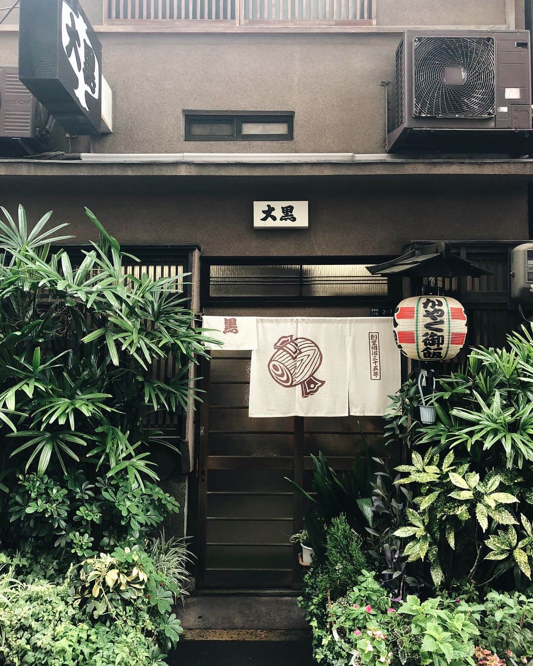 石川涼のインスタグラム：「心斎橋店から歩いてすぐなので大阪に行ったらよくランチに行く大黒。創業明治35年。美味しいです。  #大黒#かやくご飯#創業明治35年」