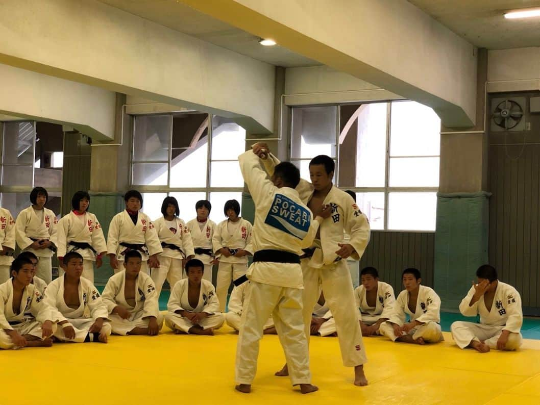 野村忠宏さんのインスタグラム写真 - (野村忠宏Instagram)「未来に向かって頑張る若者を応援し支える「エールキャラバン 2018」今回は愛媛県の新田高等学校を訪問し、全校生徒に講演、柔道部員に部活指導を行いました。全校生徒は1500人を超え、柔道部は60人いる強豪校です。今日の出会いが、今の自分を見つめ直し、そして将来を考えるきっかけになってくれれば嬉しいです。みんな、ありがとう。頑張っていこうな！ #エールキャラバン #大塚製薬 #ポカリスエット #4年目突入 #本年度4回目 #9月11日 #新田高等学校 #愛媛県 #講演 #柔道指導 #執念 #取材 #良い汗かいた」9月11日 23時01分 - nomura60kg