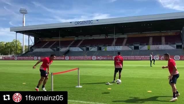 ジュリオ・ドナーティのインスタグラム：「Qué opinas @pablodeblasis32 @kundem6plus ?? Enjoying the training ⚽️🤪 #training #bundesliga #footballtennis #nevergiveup #osso」