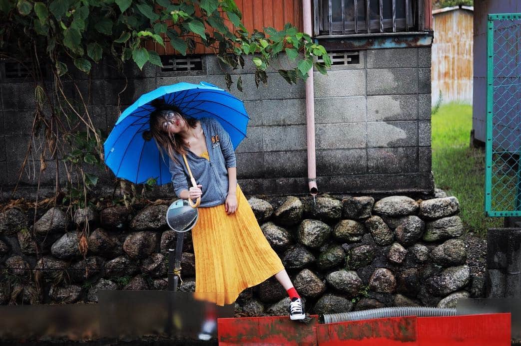 松本さゆきのインスタグラム：「. #lefuacloset × #hystericglamour  だんだんと肌寒くなってきましたね。 夏にlefuaで買った #ミモザアコーディオンプリーツドレス まだまだ活躍してくれそうです(*ﾟ艸ﾟ*) Photo @m1horo」
