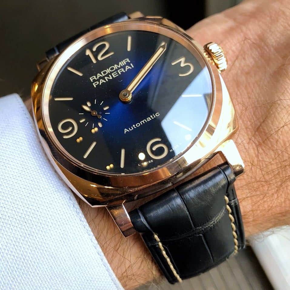 パネライのインスタグラム：「One of the first hands on look at the new dial on the #Panerai #PAM934 45mm Radiomir 1940’s in Red Gold.  You will notice the new style blue dial with it’s lighter shade in the middle and a gradient to a darker blue at the outer edges.  Can’t wait to see one up close and get some videos of the dial change.  What are your thoughts on this? Thanks to buddy @milanese for the picture from Milan.」
