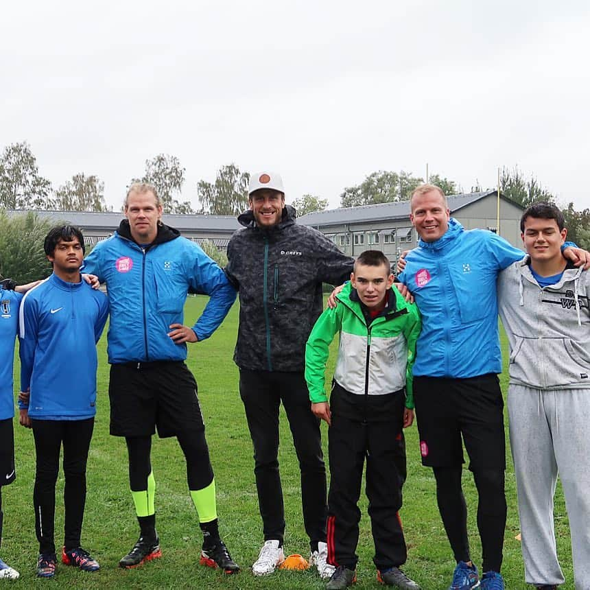 ヨナス・オルソンさんのインスタグラム写真 - (ヨナス・オルソンInstagram)「Today I joined @funktionshinderbanan at Uppsala for a game of five a side with this lovely crew ❤️✌🏽⚽️」9月12日 5時12分 - jonasolsson3