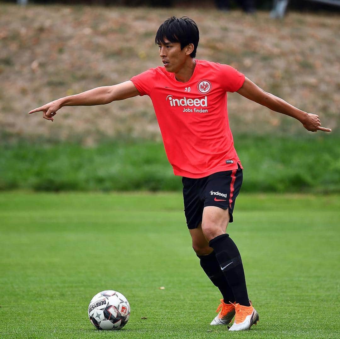 のインスタグラム：「* Training ⚽️👊🇩🇪 #今週末からブンデスリーガとヨーロッパリーグ7連戦 #久しぶりのヨーロッパの舞台 #楽しもう  #eintrachtfrankfurt  #新たな高みへ  #NewLevels  #PUMAOne」