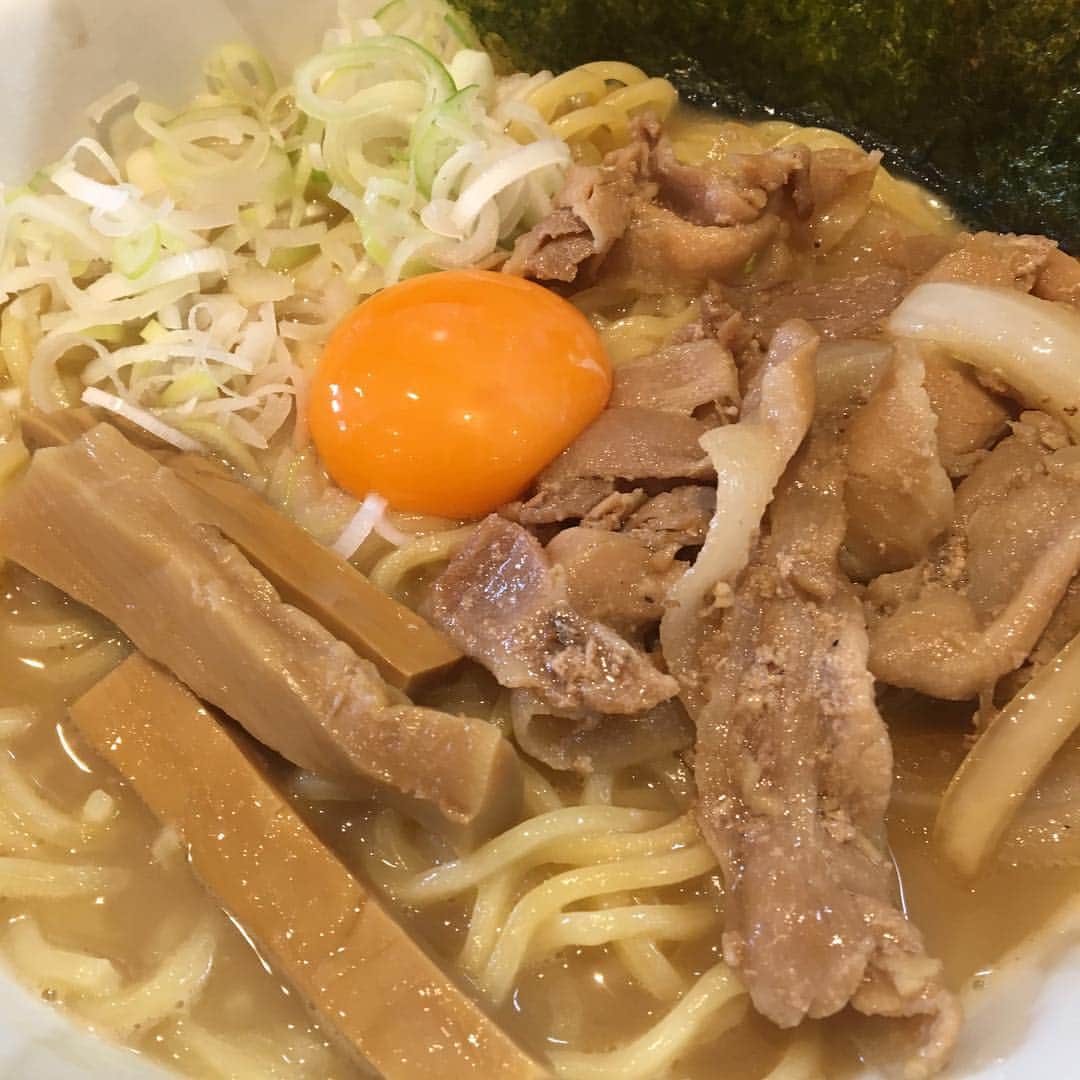 松本誠治さんのインスタグラム写真 - (松本誠治Instagram)「麺処 つむじの期間限定「濃厚鶏白湯の肉玉そば」スープはつむじの鶏、乗ってるの豚肉は焼きでございます。焼肉。食いごたえのあるうめーやつでした。」9月12日 19時06分 - seijimatumoto