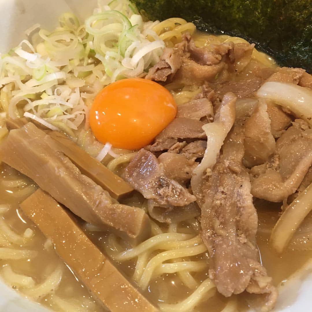 松本誠治のインスタグラム：「麺処 つむじの期間限定「濃厚鶏白湯の肉玉そば」スープはつむじの鶏、乗ってるの豚肉は焼きでございます。焼肉。食いごたえのあるうめーやつでした。」